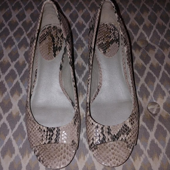 Cole Haan nike snake print flats - Picture 2 of 5